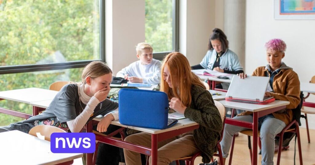 女の子は現在、学校の男の子よりも一貫してパフォーマンスが優れています。