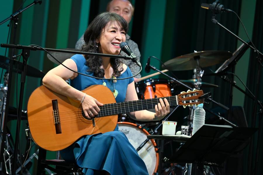 ナショナルデーホールの式典に登場・小野リサ（大阪・関西万博：６月20日）