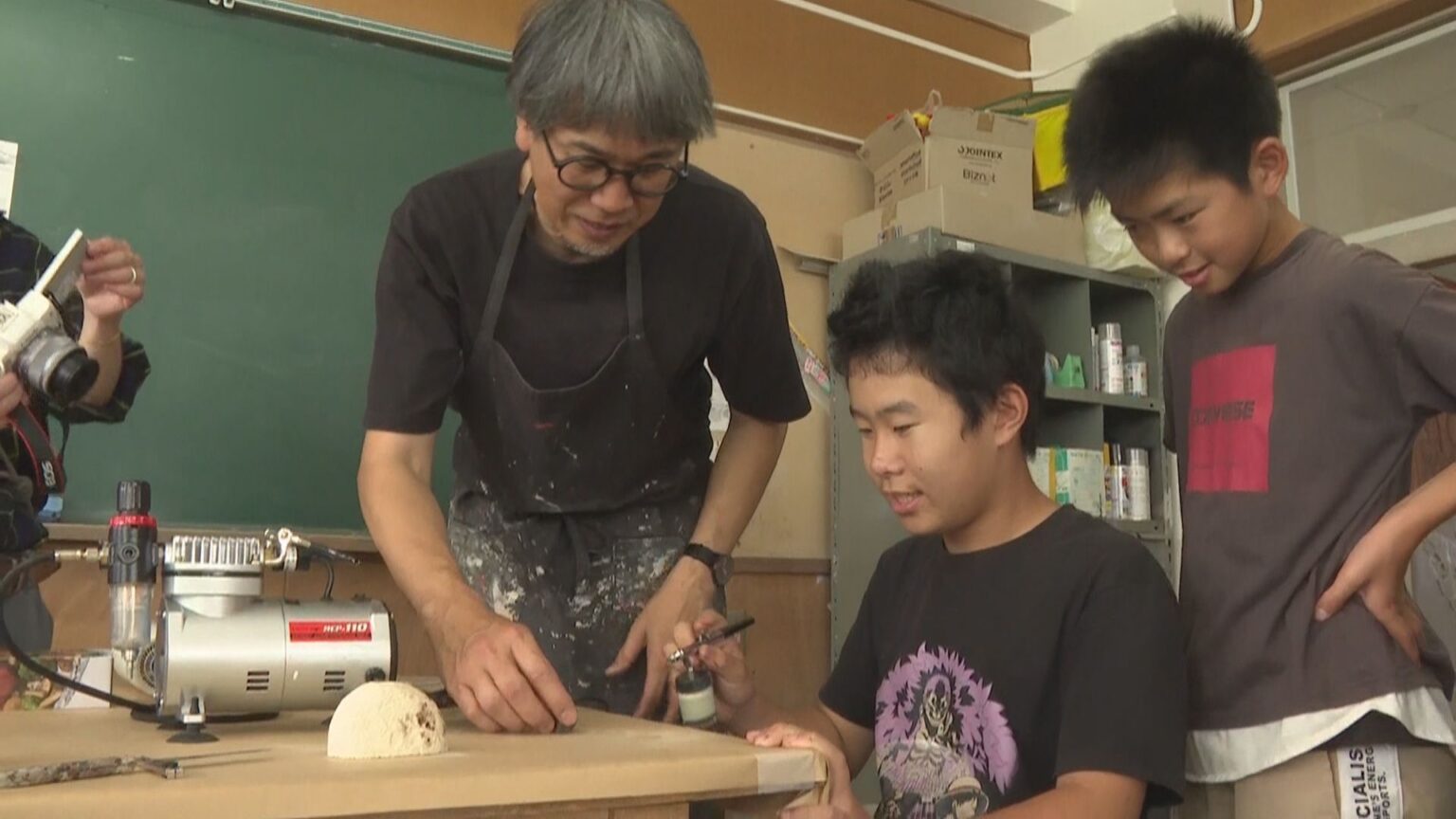 小学生が岡山出身のアーティストと一緒に「石ころ」アート作り　真庭市 | KSBニュース | KSB瀬戸内海放送