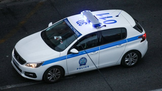 カラマリア：子猫を蹴った若い男が逮捕され、それから彼のixでそれを押しました