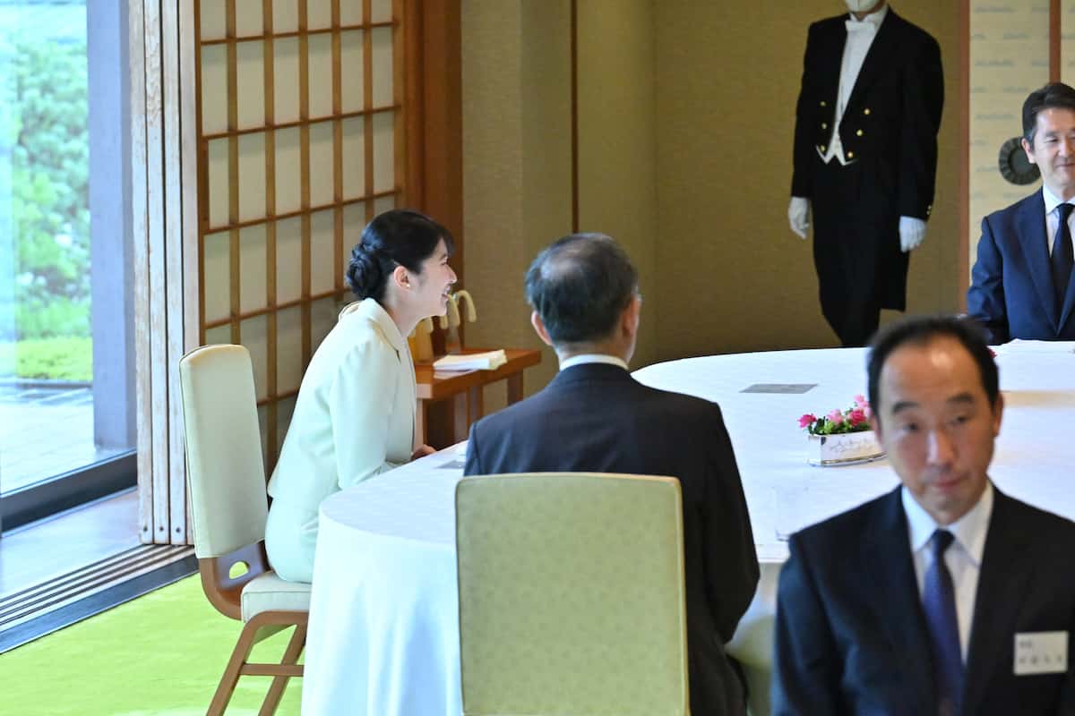 日本学士院賞受賞者や新会員らと懇談される天皇、皇后両陛下の長女、敬宮愛子さま＝10日午後、皇居・宮殿「連翠」（代表撮影）
