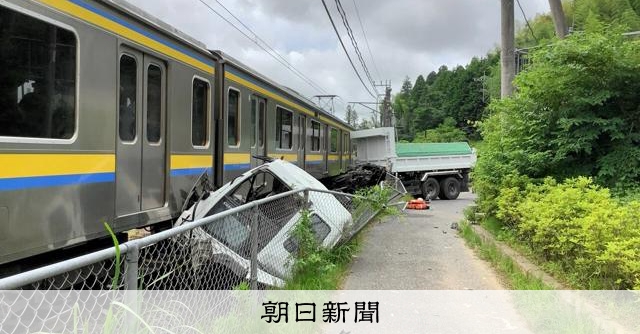 千葉の踏切で電車とトラックが衝突、3人重軽傷 JR総武線 [千葉県] - 朝日新聞