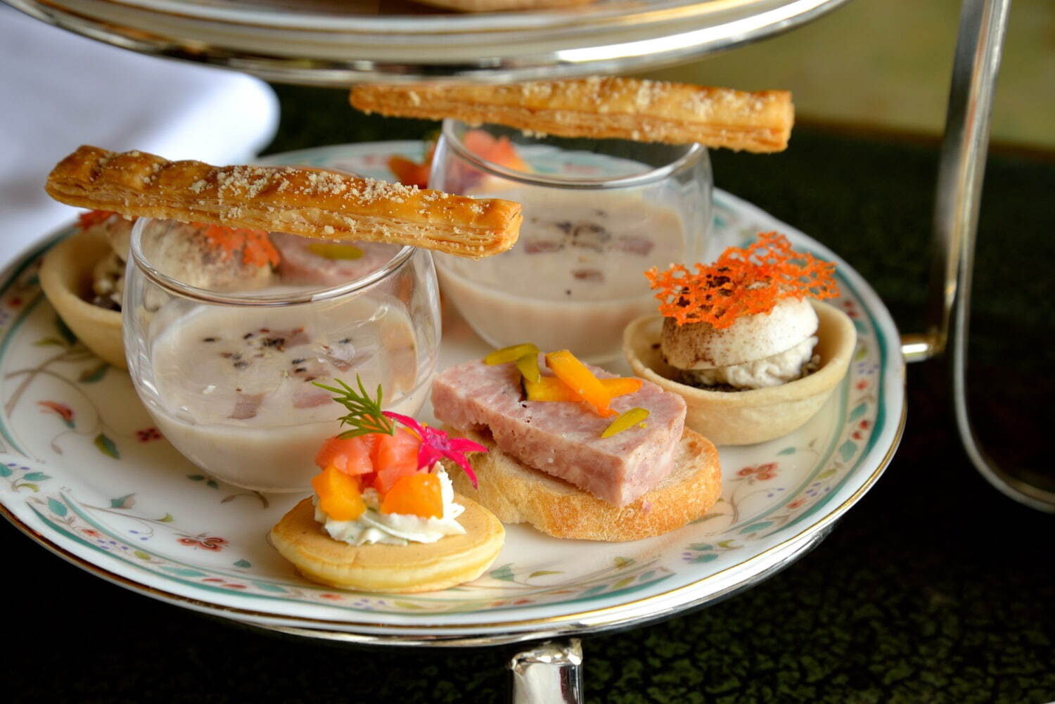 ホテル椿山荘東京のハロウィンアフタヌーンティー、“くもの巣”マスカットゼリーやおばけモンブラン｜写真3