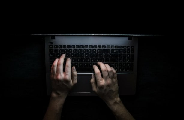 性的脅威を含むサイトにアップロードされたアイルランドの女性と少女の何千もの画像（サイトはRedditです）