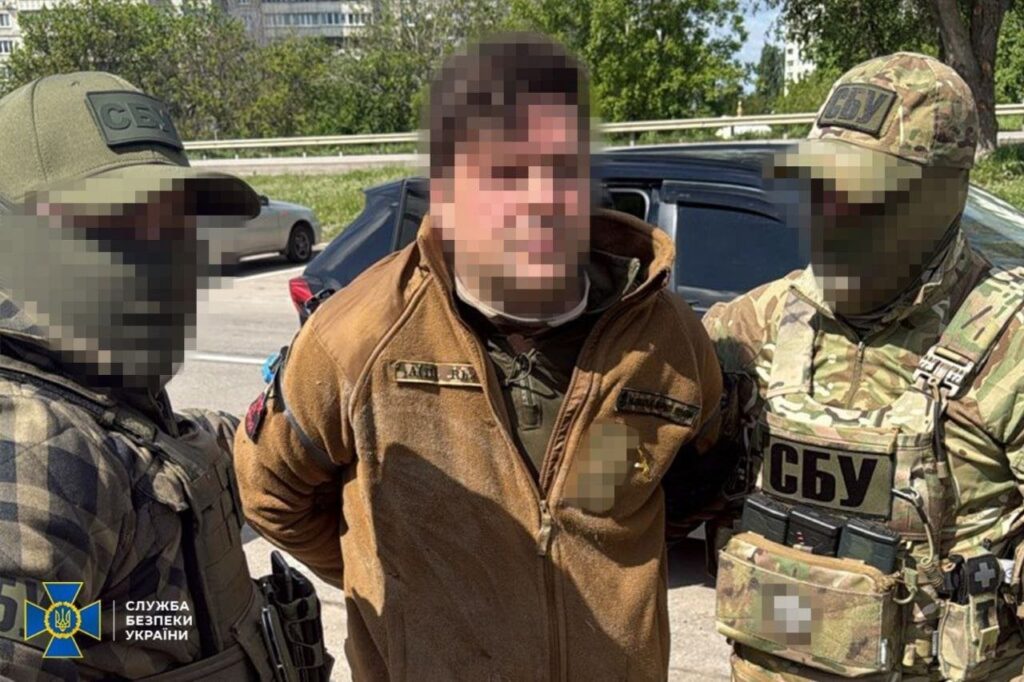 SBUは、ウクライナ国家警備隊の暴行旅団でロシアの「ほくろ」を拘留した。小隊の司令官を務めている間、彼は彼が奉仕した軍事部隊の本部、訓練センター、予備地点の座標を占領者に「漏れ」ました。