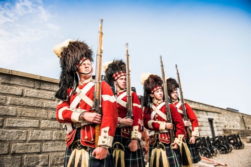 ハリファックス・シタデル国定史跡で時間をさかのぼろう。砲台の音が城壁に響き、キルトを着たガイドが19世紀の要塞を今によみがえらせ、軍事力と海事の歴史を語ってくれる。(PHOTOGRAPH BY NOVA SCOTIA TOURISM)