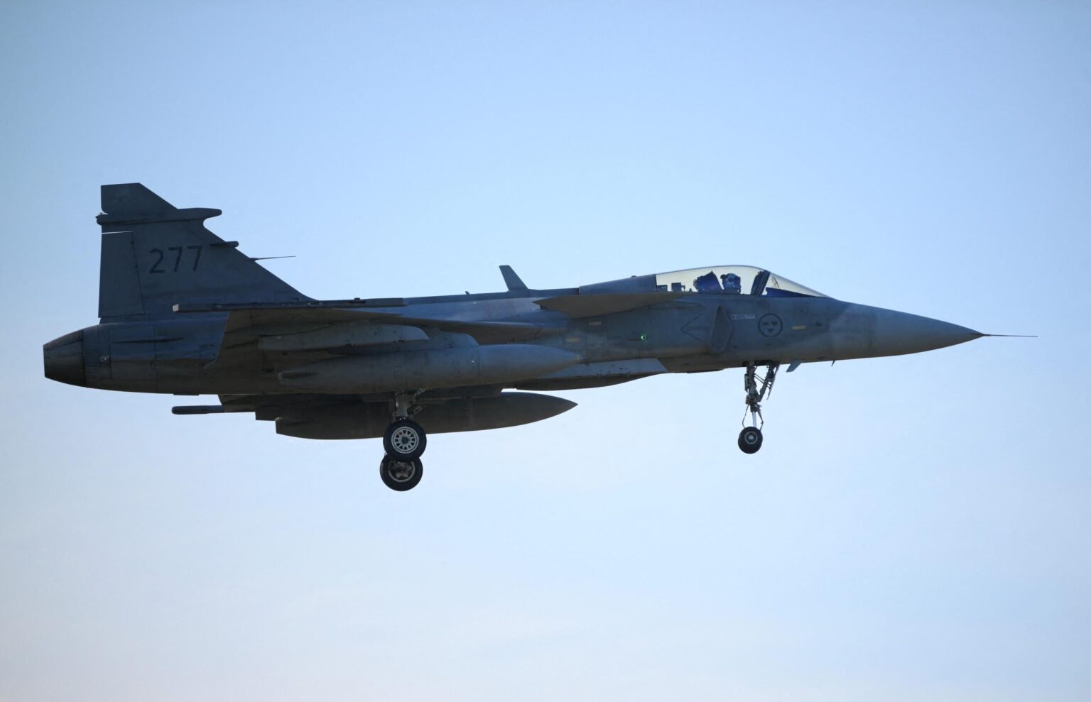 NATOは、ロシアの爆撃機を傍受するために戦闘機をスクランブルします