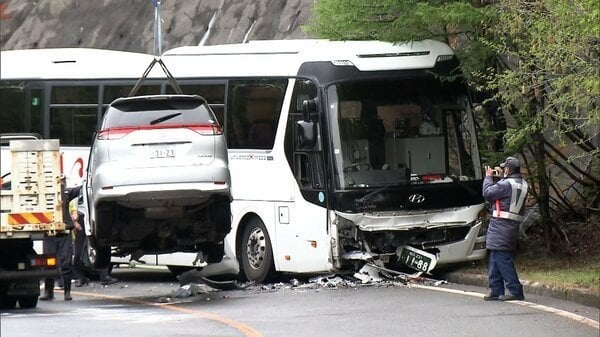 「富士スバルライン」4合目付近で観光バスと乗用車が衝突 “外国人男女”6人病院搬送…全線通行止め 山梨県