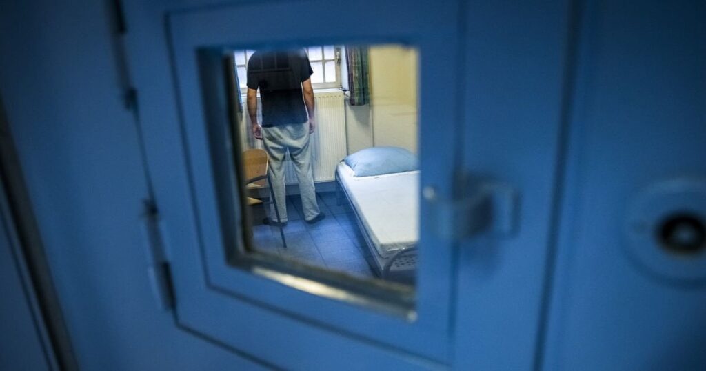 男は刑務所で奉仕しましたが、住宅不足のために釈放されていません