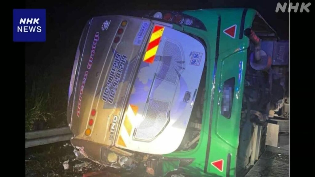 マレーシア 高速でバスと乗用車が衝突 学生15人死亡