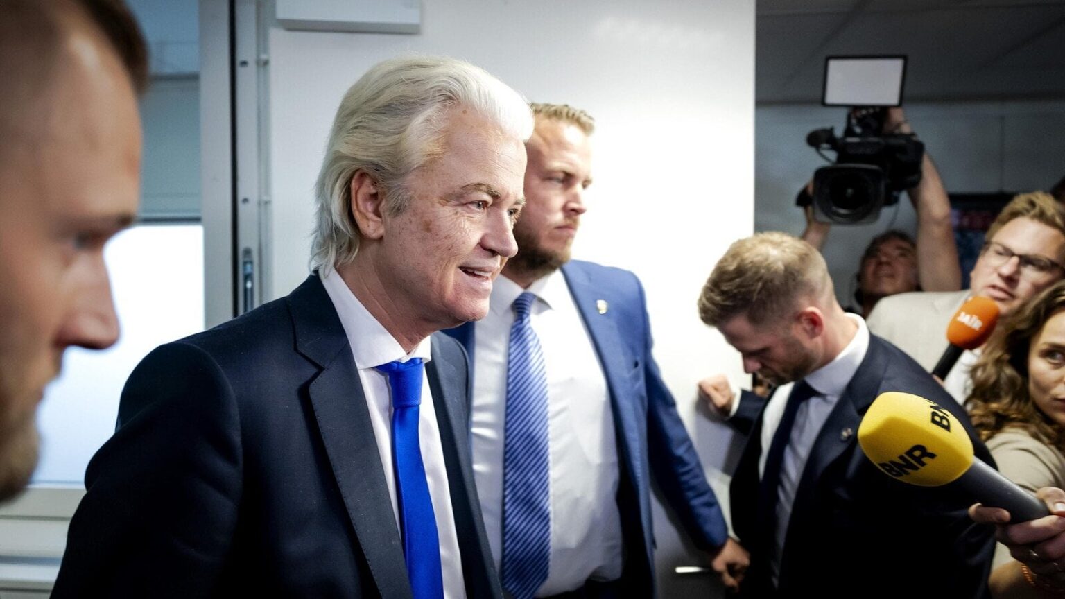 オランダの政府の危機：ワイルダーズの主権権は大多数から出てきます