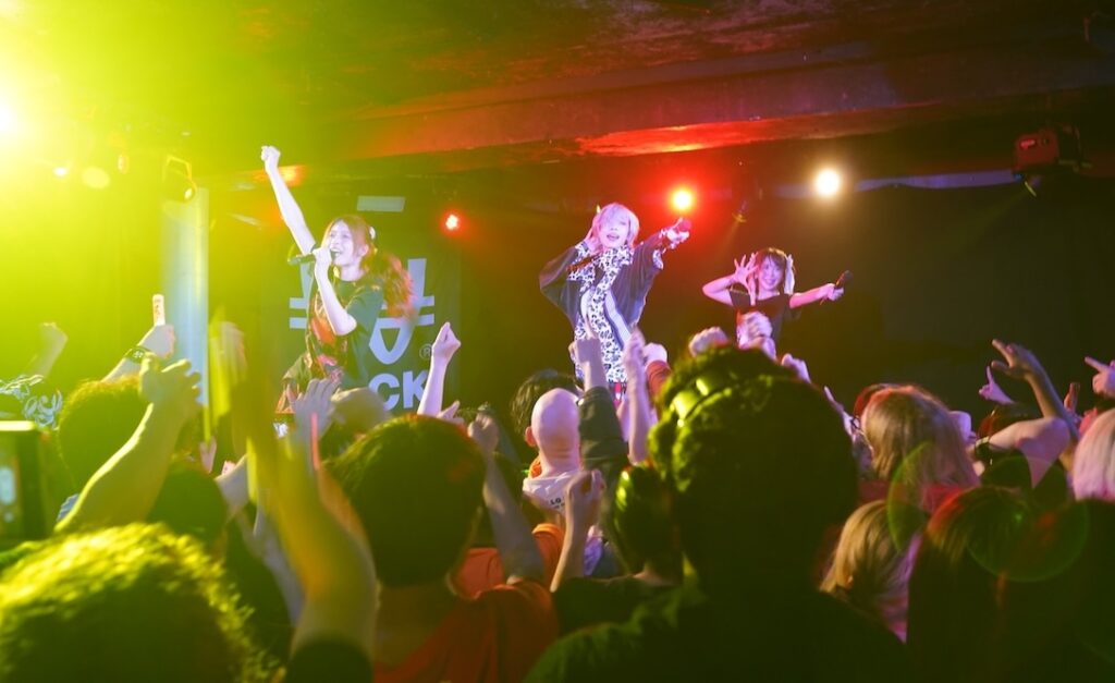 【現地レポ】WACK英国ロンドン公演初の2DAYSーーロンドンの地に「primal.」が刻まれた衝撃のDAY2、PIGGS、MAPA、ZOCXが共演 - StoryWriter