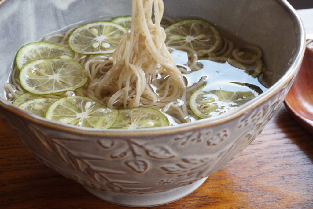 【亀山市】暑い日にぴったり。冷たくてのどごし抜群のお蕎麦が味わえる『soba cafe COZY2』はこんなお店♪ | 号外NET 鈴鹿市・亀山市