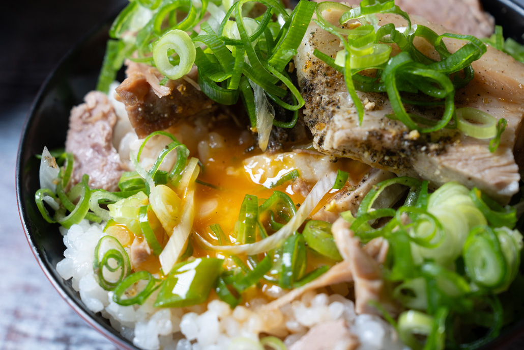 「AJISAI らーめん Kyoto」焼豚丼の中の卵画像