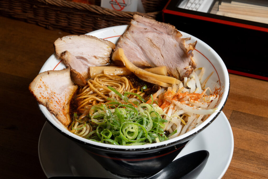 「ラーメンてっぺん」の「中華ブラックラーメン」画像