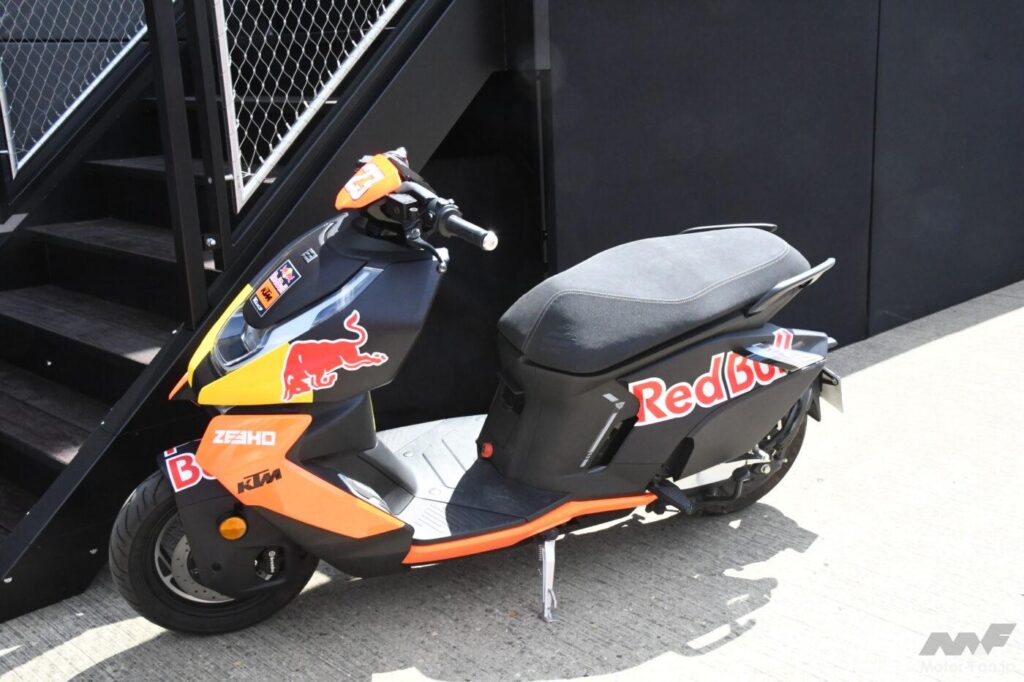 MotoGPイギリスGP開催地、シルバーストンのパドック紹介。移動用電動スクーターがずらり ｜ Motor-Fan BIKES[モーターファンバイクス]