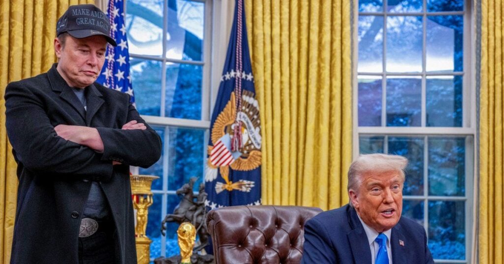 トランプは、民主党の候補者に資金を提供するならば、「イーロン・マスクは非常に深刻な結果に直面するだろう」と言います