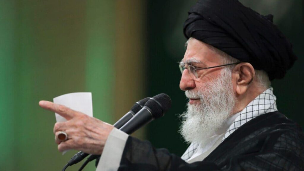 イランは、米国艦隊に攻撃し、ホルムズ海峡の閉鎖を促します。ハメネイは前例のない被害について警告しています