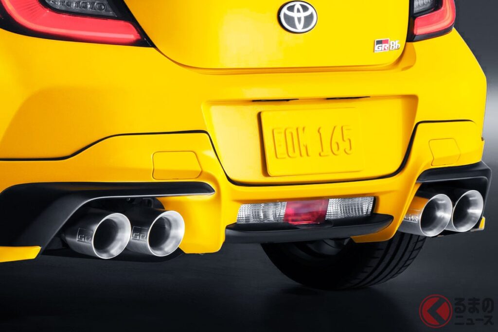 【カナダ】トヨタ新「ハチロク」がスゴイ！ “初代モデル”モチーフの「旧車デザイン」に大注目！ ド迫力「4本マフラー×斬新イエロー」採用！「GR86 Yuzu Edition」がカッコイイ！（くるまのニュース） | 自動車情報・ニュース