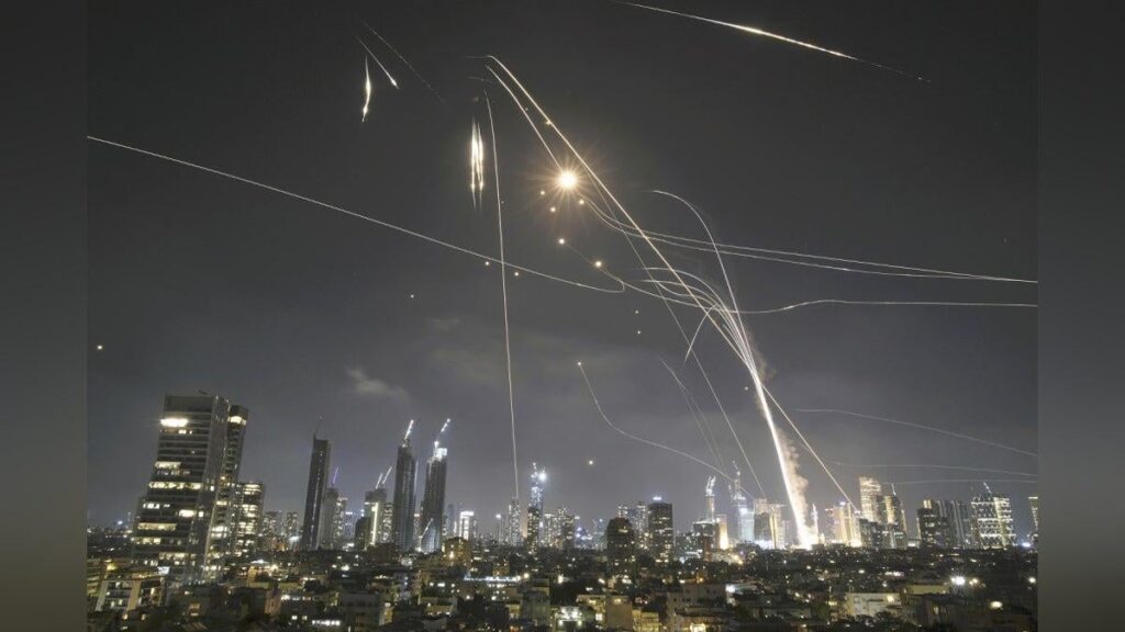 イランがイスラエルに報復攻撃、革命防衛隊「軍事施設や空軍基地など数十か所を標的にした」― １００機以上の無人機がイランから発射