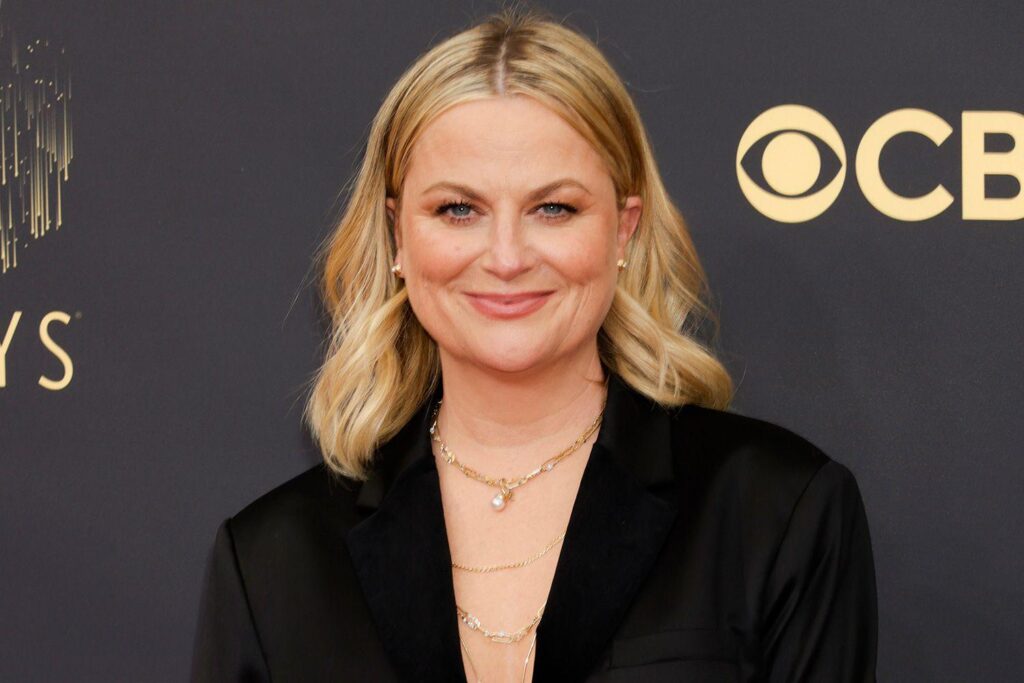 エイミー・ポーラーは問題のあるSNLスケッチを振り返ります：「私たちは皆、私たちが持っていない人を演じました」