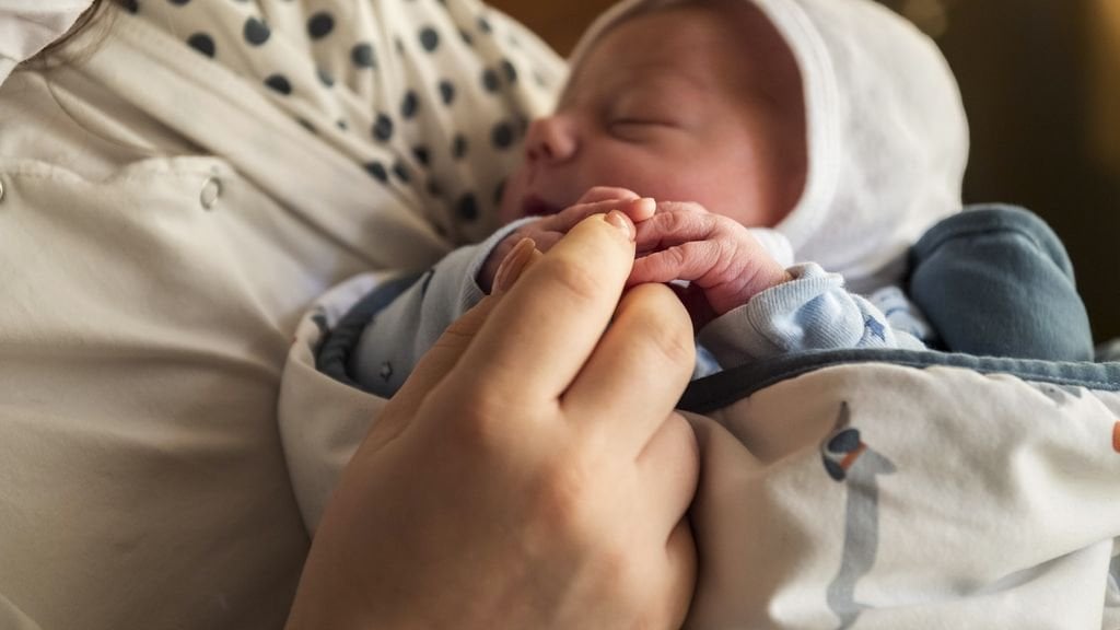 不確実な若者の増加により、出生率を低下させます