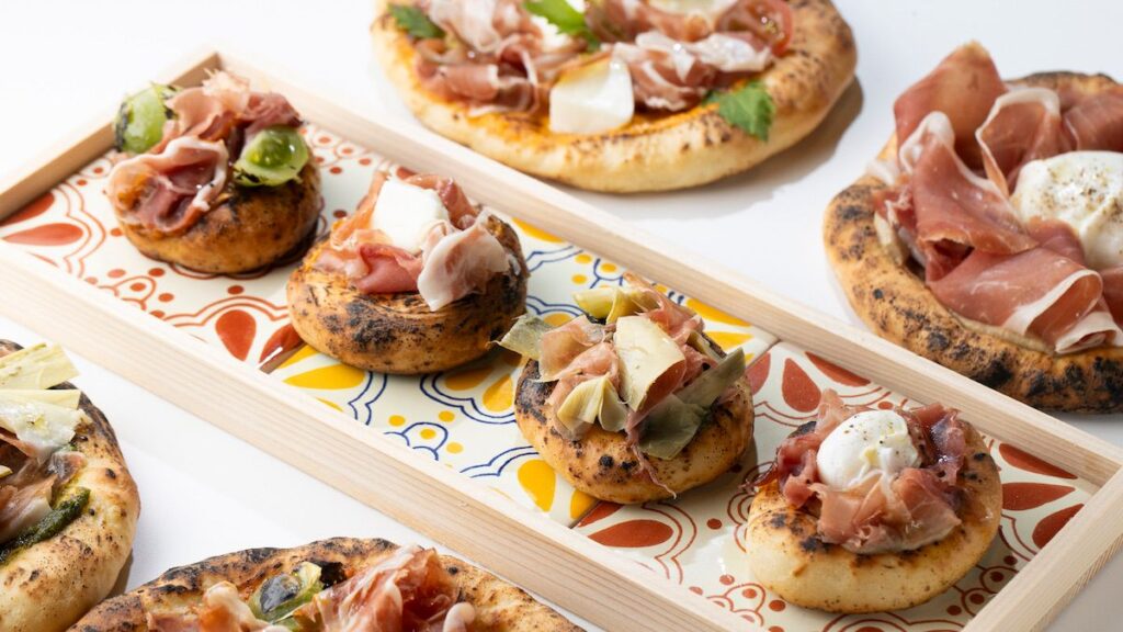 スペインが誇る⾄⾼のハモン イベリコ専⾨店「アトレヴィオ」が⿇布⼗番にオープン！ | Vogue Japan