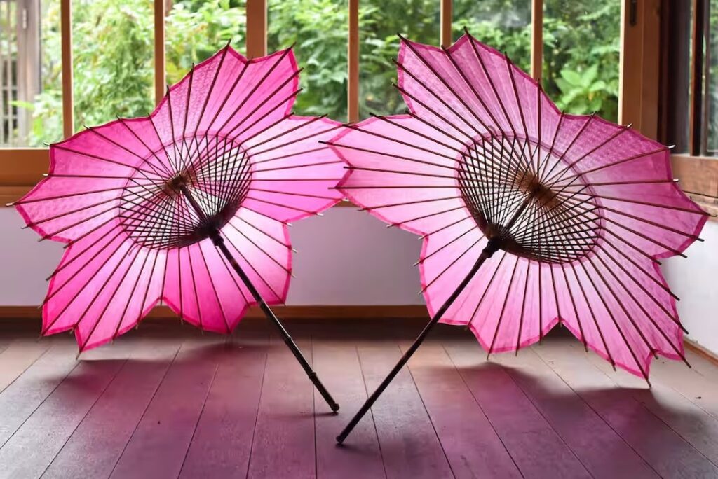 雨は大敵、天日干しで作る岐阜の「和傘」 梅雨空を優美に彩る | JAPAN Forward HRJZFBEEHBPGXPZRBU3WFX7MR4-min