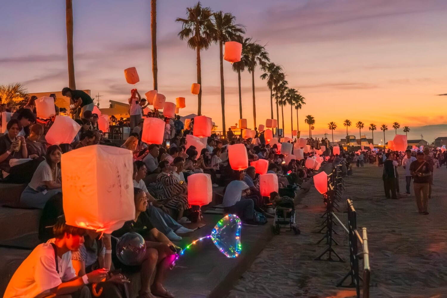 「泉州ビーチランタンフェス 2025」大阪・泉南ロングパークで開催、夜空を彩る数千のランタン｜写真3