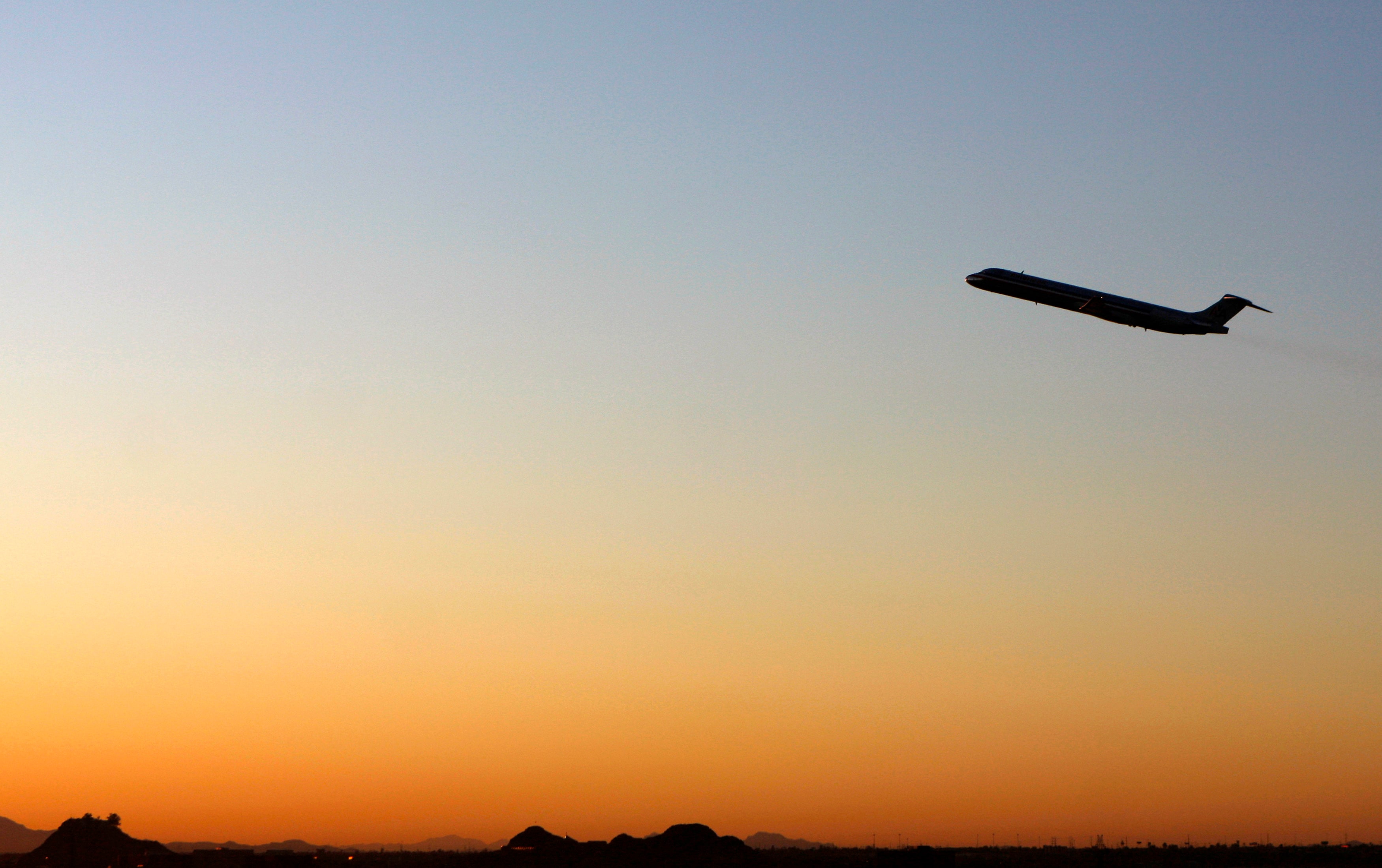 非常口付近が安全か、座席位置に関心高まる　インド機墜落事故巡り