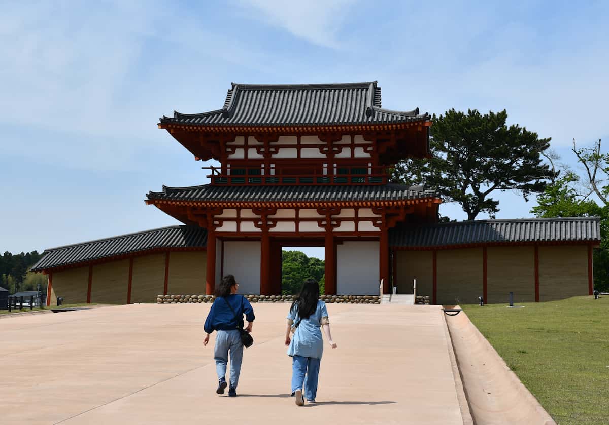鮮やかな朱色で復元された多賀城南門。青空に映えていた＝宮城県多賀城市