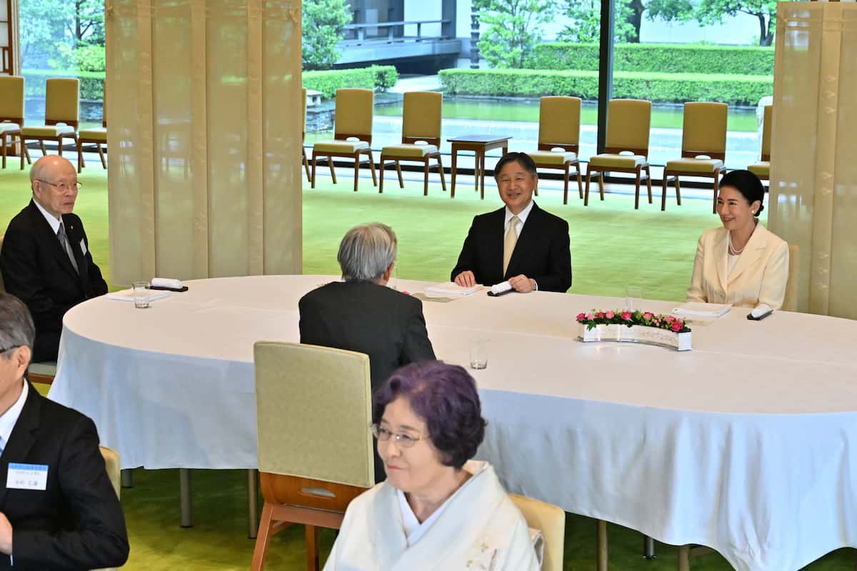 日本学士院賞受賞者や新会員らと懇談される天皇、皇后両陛下＝10日午後、皇居・宮殿「連翠」（代表撮影）