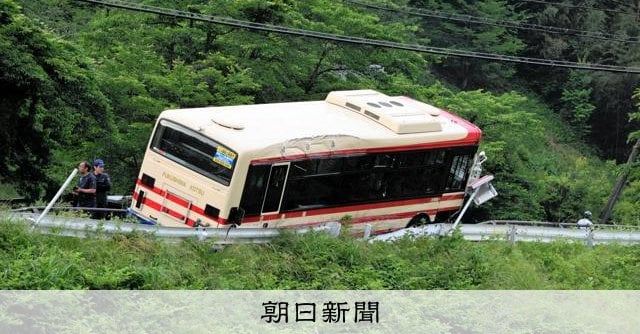 路線バスが単独事故、3人を搬送 反対車線のガードレールに衝突 福島県福島市