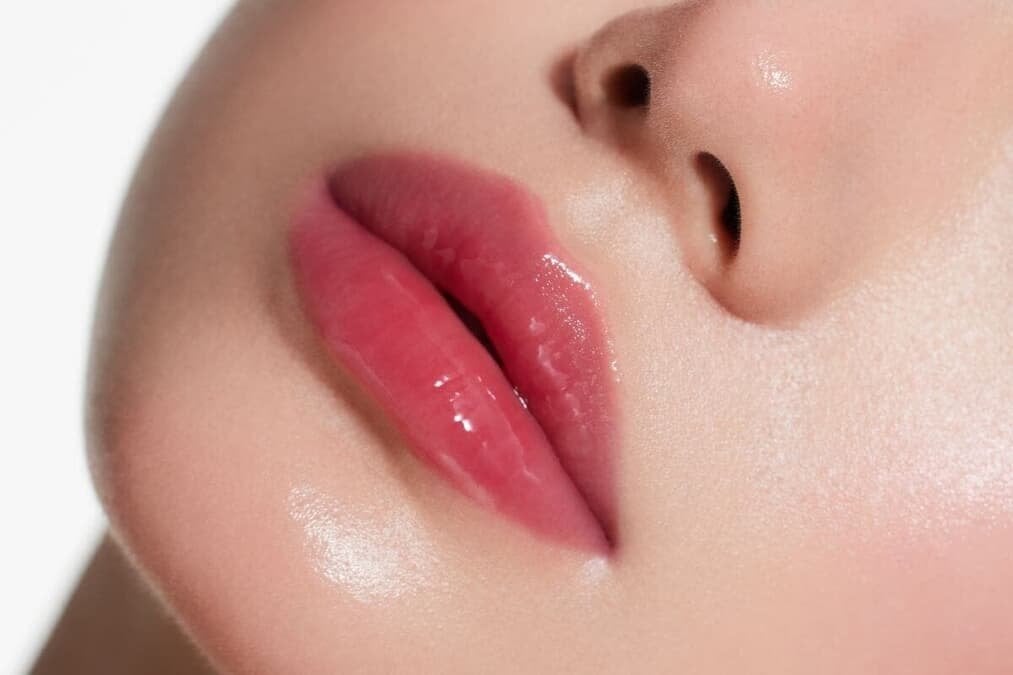 男性は女性の「ぷっくり唇」をさほど魅力的には感じていなかった【最新研究】