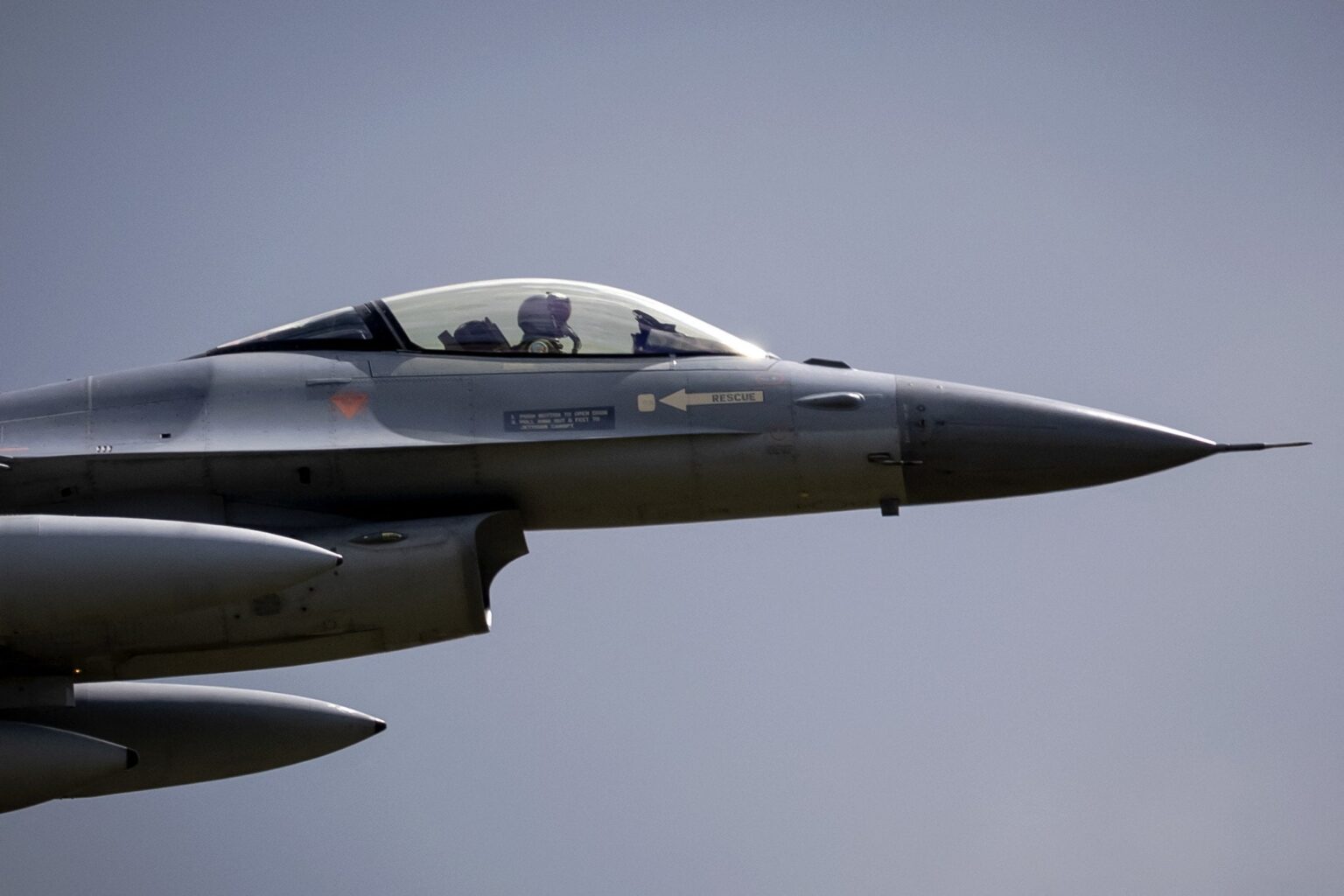 ウクライナのF-16が「歴史的ファースト」でロシアの戦闘機を倒した：レポート
