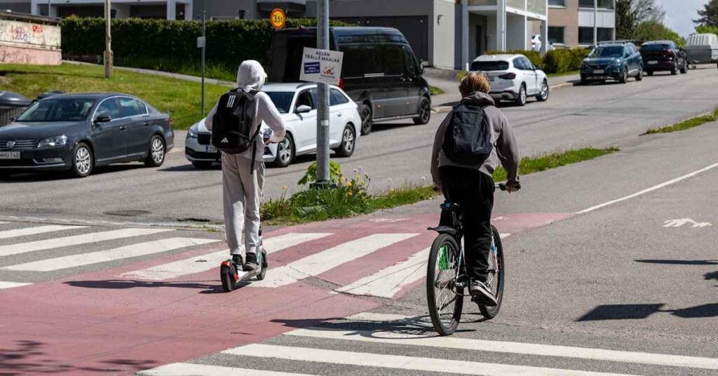 彼らの未成年の子供が電子スクーターを運転している場合、フィンランドから素晴らしい両親