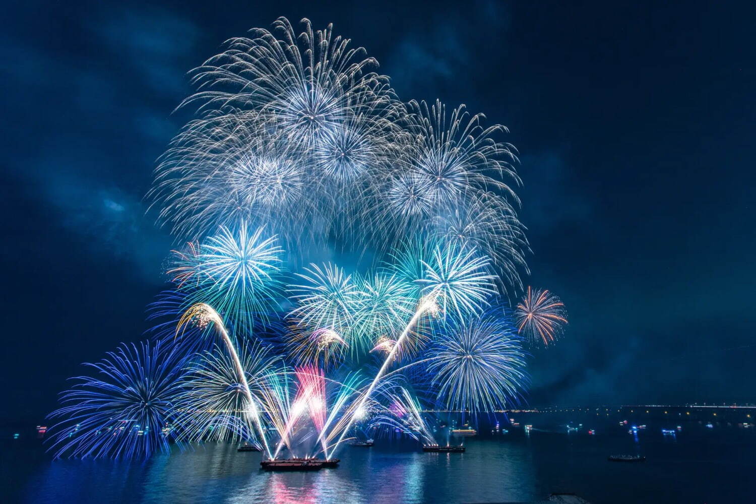 花火大会「スカイ オーケストラ」千葉・稲毛海浜公園で初開催、音楽と花火が完全にシンクロする“芸術花火”|写真1