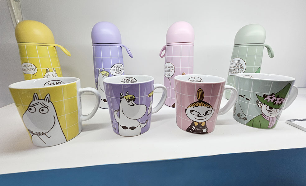 LifTe北欧の暮らし 6月18日〜20日まで東京ビッグサイトで開催されていた「インテリアライフスタイル展2025」で展示されていたフィンランドブランドムーミンアラビアが夏に発売する安価なムーミンマグと水筒 ムーミン スノークのおじょうさん リトルミイ スナフキン