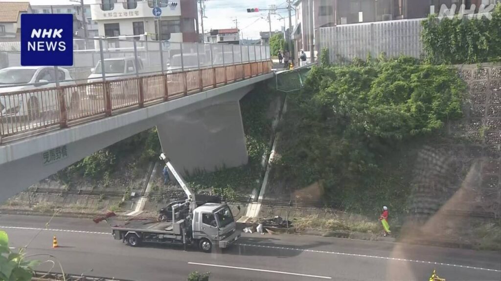 浜松 東名高速に車転落 子ども2人搬送 運転者は車残し立ち去る
