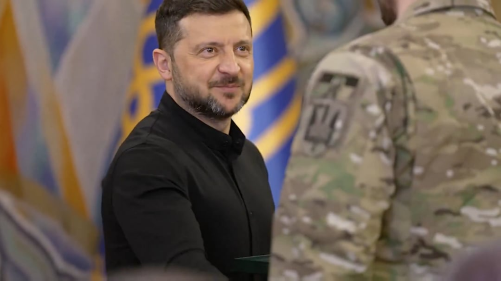 Zelenskyは、ロシアの戦略的航空をターゲットにした成功した運用をSBUの役員を称えています。 [04.06.2025]