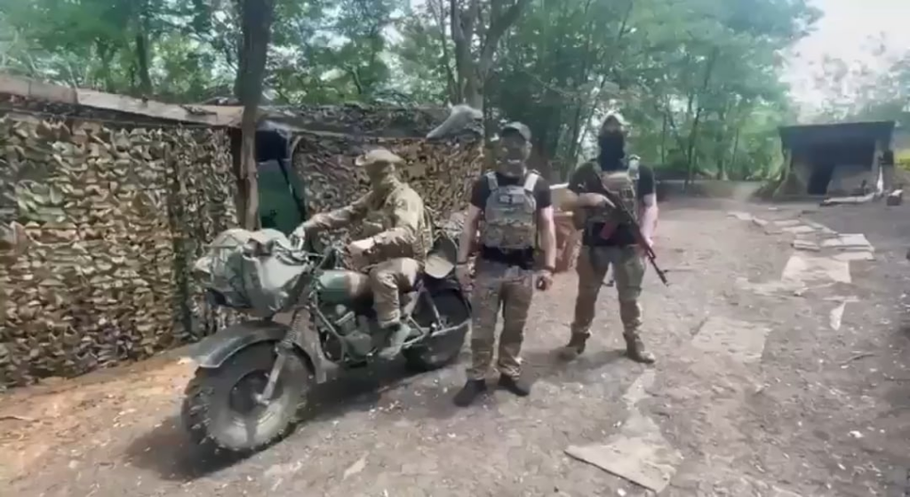 ロシアのZソルディエは、クールな英雄的なビデオを撮影しようとしましたが、何かがうまくいきました。 2025年6月
