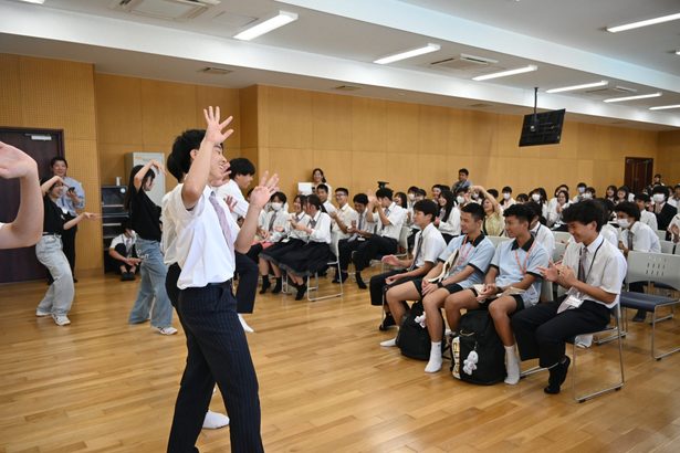踊りや歌で異文化交流　名護・桜中と台湾の中学生