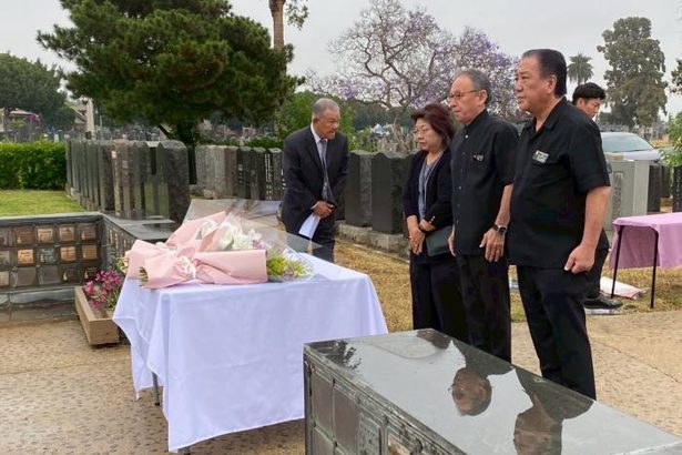 デニー沖縄県知事、日系移民の記念墓地に献花 米ロサンゼルス