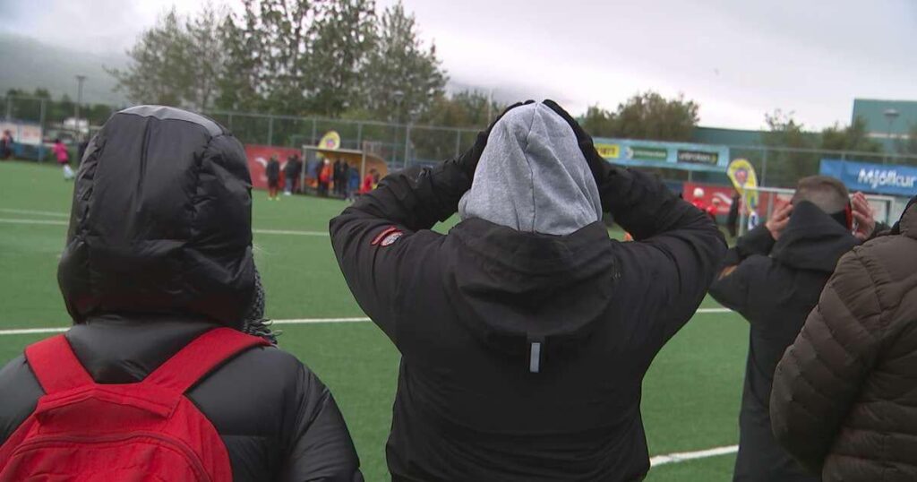サッカートーナメントで若い女の子に「このクソトゥスを教えた」と叫んだ
