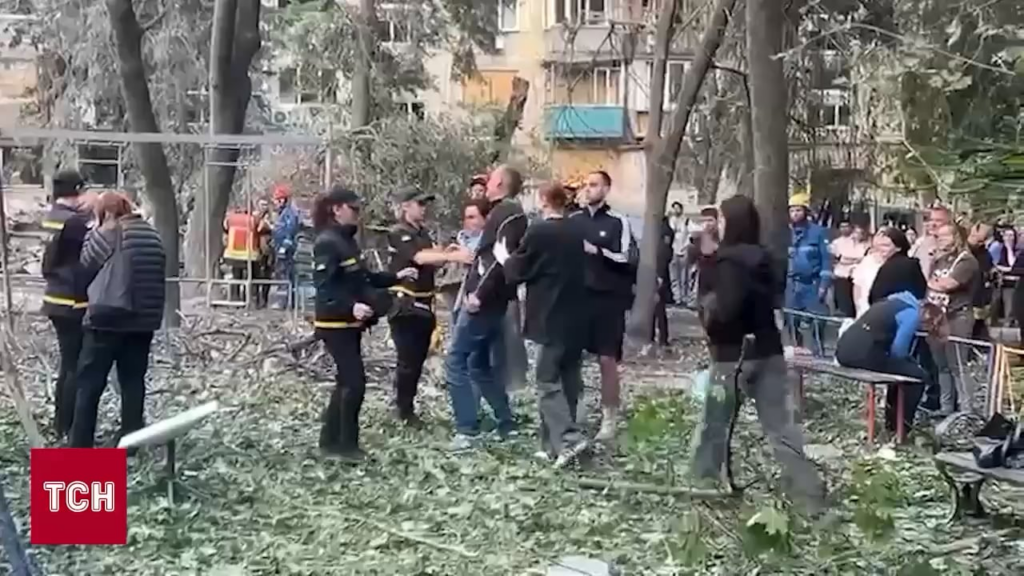 ロシアのシャープに襲われた住宅の建物の下に閉じ込められた少年の両親は、彼の体が瓦rubから引っ張られると崩壊します -  2025年6月