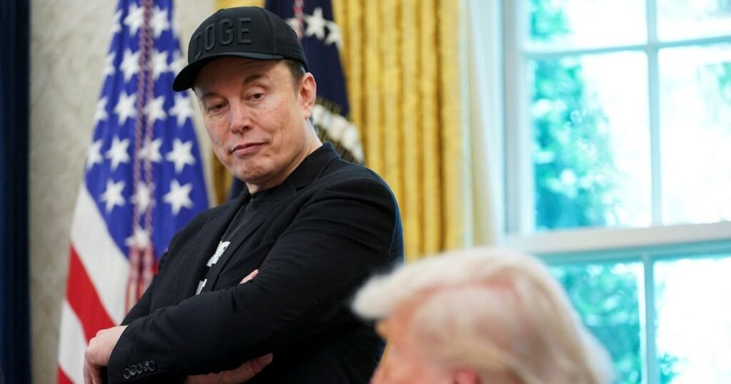 ムスクは、トランプに彼を罰するように促したためにスティーブ・バノンに対する猛烈な報復を開始します