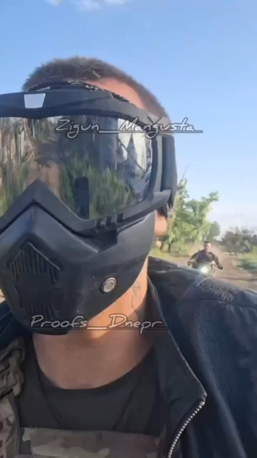 ロシアの兵士は、ウクライナでバイクを誇らしげに運転していることです。ウクライナの交通停止が痛いことを知るためだけです。 2025年6月 [Published 16.06.2025]