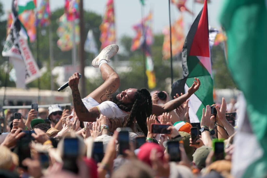 PMは、BBCから「Death to IDF」Glastonbury Chantsをめぐる回答を要求します