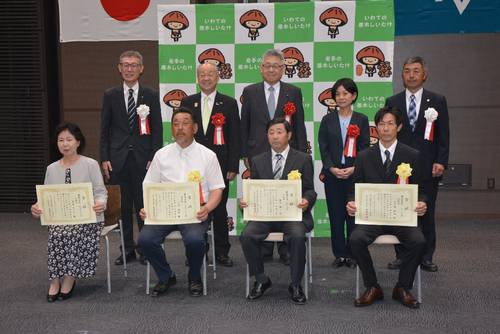 賞状を受けた上小路鉄也さん（前列右）ら最優秀賞受賞者＝１７日、盛岡市