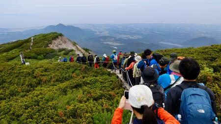 大山、夏山シーズン本格化　鳥取、山頂で安全祈願 - 琉球新報デジタル